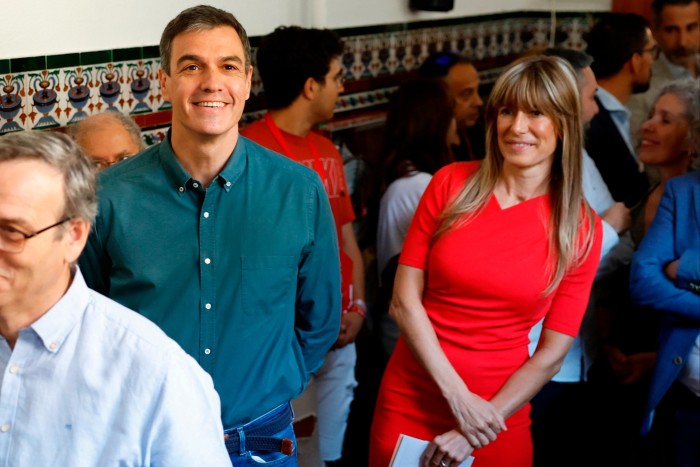 Premier Hiszpanii Pedro Sánchez i jego żona Begoña Gómez oddali głosy w ubiegłorocznych wyborach powszechnych