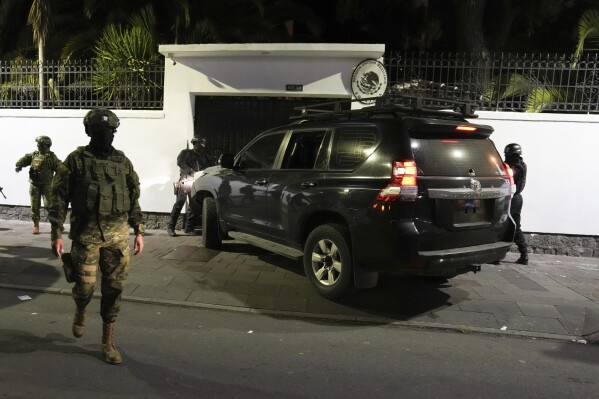 Policja próbuje włamać się do ambasady Meksyku w Quito w Ekwadorze, piątek, 5 kwietnia 2024 r., po udzieleniu przez Meksyk azylu byłemu wiceprezydentowi Ekwadoru Jorge Glasowi, który szukał tam schronienia.  Później policja siłą włamała się do ambasady innym wejściem.  (AP Photo/Dolores Ochoa)