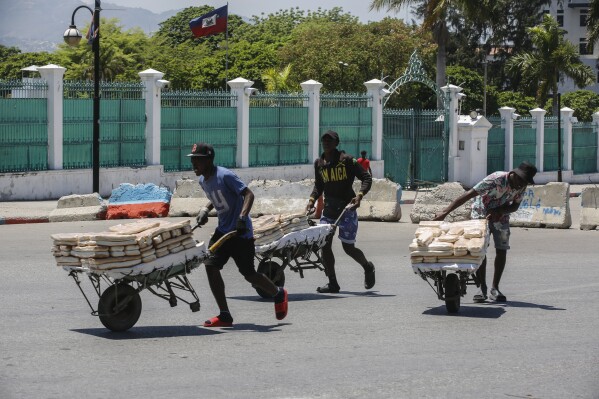 PLIK – Sprzedawcy uliczni wycofują się z obszaru, w którym sprzedawali chleb, w pobliżu Pałacu Narodowego, w Port-au-Prince, Haiti, 2 kwietnia 2024 r. (AP Photo/Odelyn Joseph, plik)