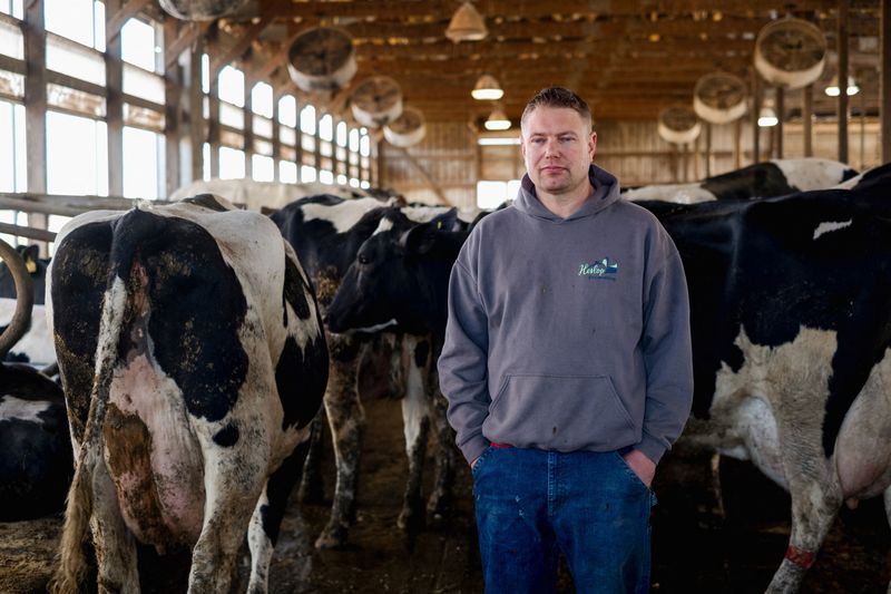 ©Reuters.  Hodowca bydła mlecznego Brent Pollard stoi przed portretem w zagrodzie dla krów na swojej farmie w Rockford, Illinois, USA, 9 kwietnia 2024 r. REUTERS/Jim Vondruska
