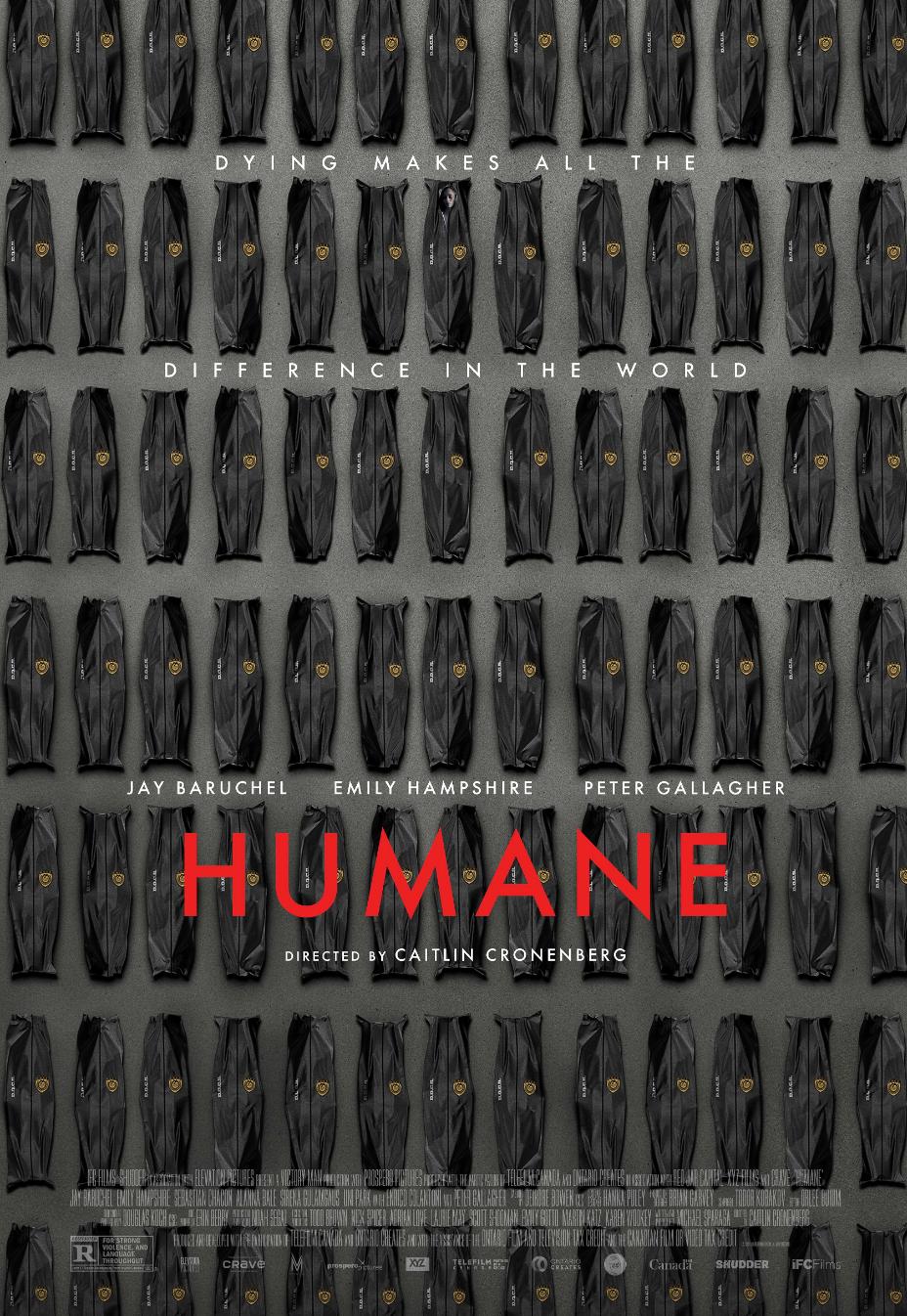 Plakat filmowy Humane Caitlin Cronenberg przedstawiający dziesiątki worków na zwłoki ustawionych w rzędach