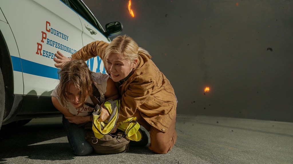 Cailee Spaeny i Kirsten Dunst w „Wojnie domowej”.