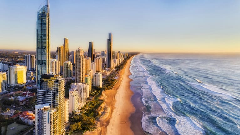 Gold Coast oferuje piaszczyste plaże, światowej klasy miejsca do surfowania i tętniące życiem dzielnice rozrywkowe
