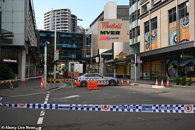 Policja kontynuuje dochodzenie na miejscu masowego pchnięcia nożem w Bondi Junction w Sydney, w wyniku którego zginęło sześć osób, a kilka innych osób znalazło się w stanie krytycznym