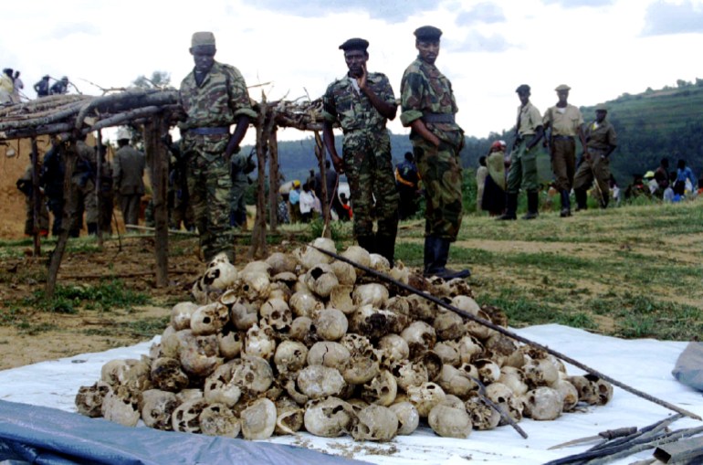 Członkowie Rwandyjskiego Frontu Patriotycznego obserwują czaszki kilkuset cywilów Tutsi, które zostały odkopane i ponownie pochowane w ramach pomnika upamiętniającego około 12 000 Tutsi zamordowanych przez milicję Hutu w zachodnim mieście Kaduha i wokół niego.  Rząd Rwandy dokonuje wielu takich pochówków, ponieważ zbliża się rocznica rozpoczęcia ludobójstwa przypadająca na 6 kwietnia