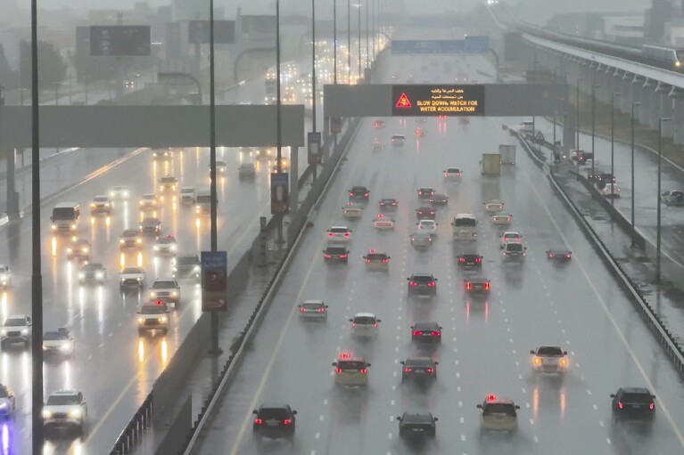 Pojazdy przejeżdżają przez ulewny deszcz na autostradzie Sheikh Zayed Road w Dubaju, Zjednoczone Emiraty Arabskie, wtorek, 16 kwietnia 2024 r. We wtorek ulewne deszcze nawiedziły Zjednoczone Emiraty Arabskie, zalewając fragmenty głównych autostrad i pozostawiając pojazdy porzucone na drogach w całym Dubaju.  W międzyczasie liczba ofiar śmiertelnych w wyniku osobnych, silnych powodzi w sąsiednim Omanie wzrosła do 18, a inne osoby nadal są zaginione, podczas gdy sułtanat przygotowywał się na burzę.  (AP Photo/Jon Gambrell)