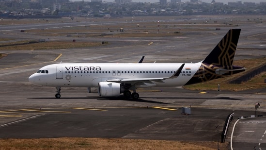 Samolot pasażerski Vistara taksuje na asfalcie na międzynarodowym lotnisku Chhatrapati Shivaji w Bombaju.  (Zdjęcie w pliku Reuters)