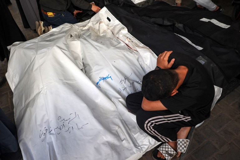 Młody Palestyńczyk opłakuje ciała dzieci zabitych w sobotę w izraelskim zamachu bombowym w Rafah na południu Strefy Gazy