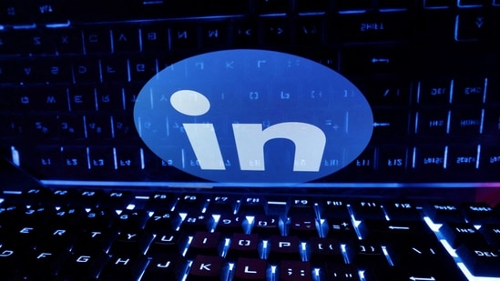 ZDJĘCIE PLIKU: Na tej ilustracji wykonanej 21 lutego 2023 r. przed wyświetlonym logo LinkedIn umieszczono klawiaturę. REUTERS/Dado Ruvic/Illustration/File Photo(REUTERS)