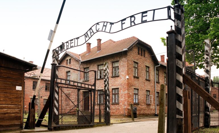 Sztuczna inteligencja Facebooka oznacza zdjęcia upamiętniające Auschwitz jako „nagość” i „znęcanie się”