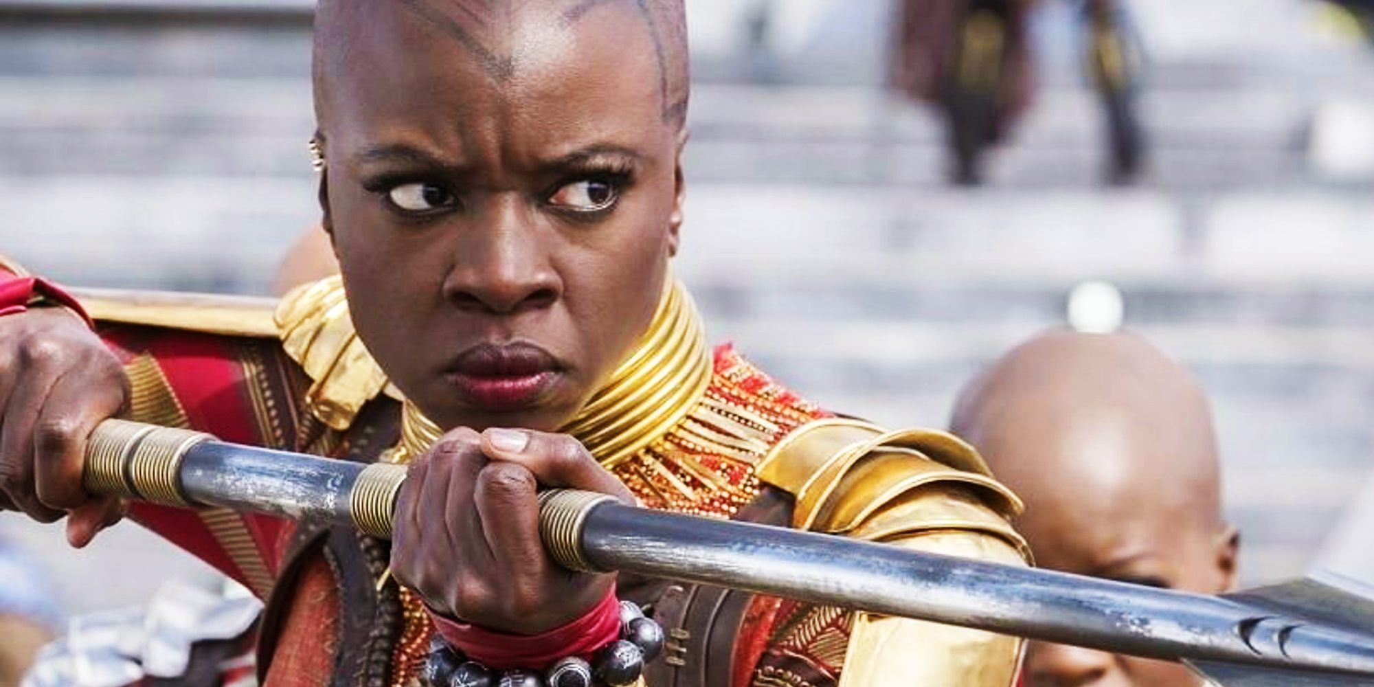 Okoye przygotowuje włócznię w filmie MCU Czarna Pantera: Wakanda Forever