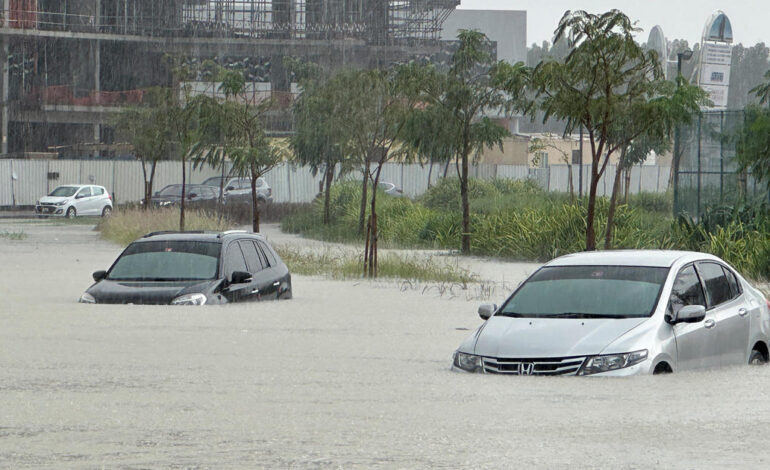 Powódź w Dubaju spowodowana nietypowymi ulewnymi deszczami utrudnia ruch na drogach Zjednoczonych Emiratów Arabskich i pasach startowych lotnisk