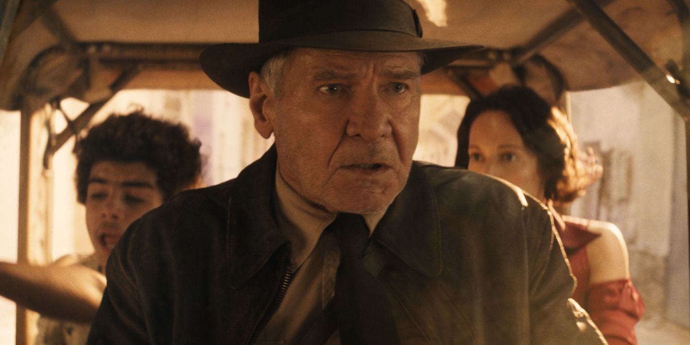 Indiana Jones goni małym samochodem z dziewczyną i chłopcem w Indianie Jonesie i tarczą przeznaczenia