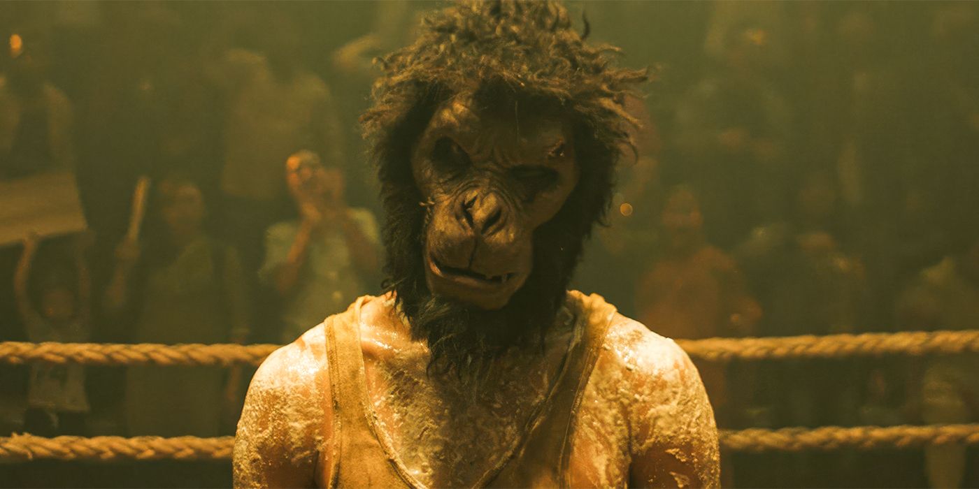Dev Patel nosi maskę małpy, patrząc w kamerę na ringu bokserskim w Monkey Man