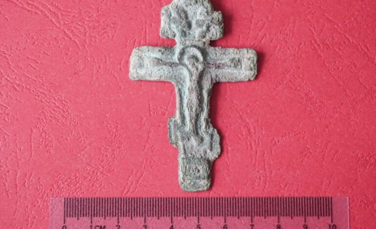 Wykrywacz metali znajduje wielowiekowy artefakt religijny, niegdyś zakazany przez cesarza