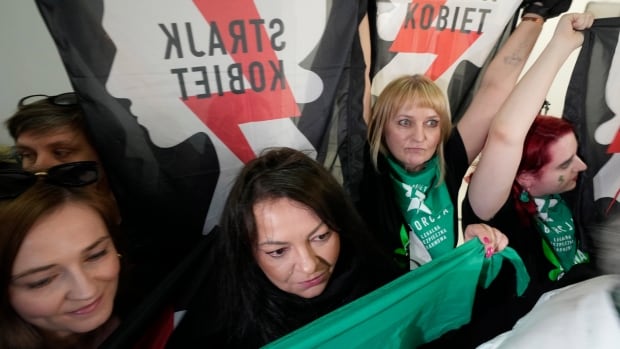 W Polsce obowiązuje niemal całkowity zakaz aborcji.  Ustawodawcy podjęli pierwsze kroki, aby ewentualnie to znieść