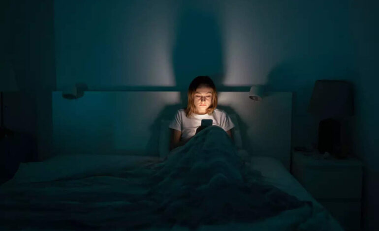 Badanie łączy bycie online bez snu i ćwiczeń ze zwiększonym ryzykiem absencji w szkole, ET HealthWorld