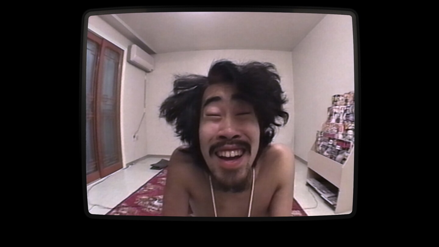 Dokument skupia się na człowieku stojącym za okrutnie dziwacznym japońskim reality show z lat 90