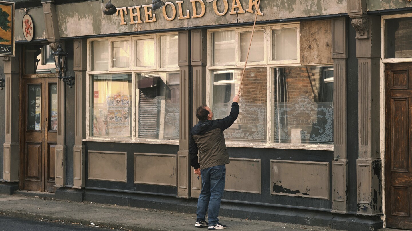 Recenzja „The Old Oak”: Ken Loach, kronikarz chorób społecznych, szuka nuty nadziei