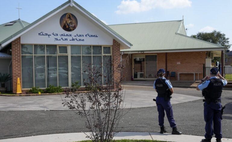 Ojciec chłopca oskarżonego o zadźganie dwóch duchownych z Sydney nie widział żadnych oznak ekstremizmu – twierdzi muzułmański przywódca