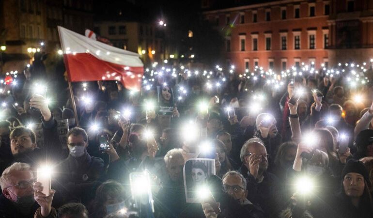 Polska debatuje nad zniesieniem niemal całkowitego zakazu aborcji, wywołując zaciekłą walkę polityczną