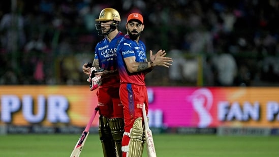 Faf du Plessis (po lewej) i Virat Kohli.  (AFP)