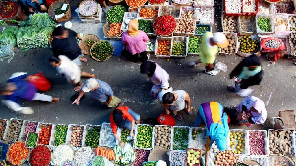widok z lotu ptaka na ludzi na rynku owoców i warzyw