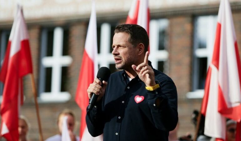 Protesty w Polsce po zakazie przez prezydenta Warszawy umieszczania symboli religijnych w ratuszu – Euractiv