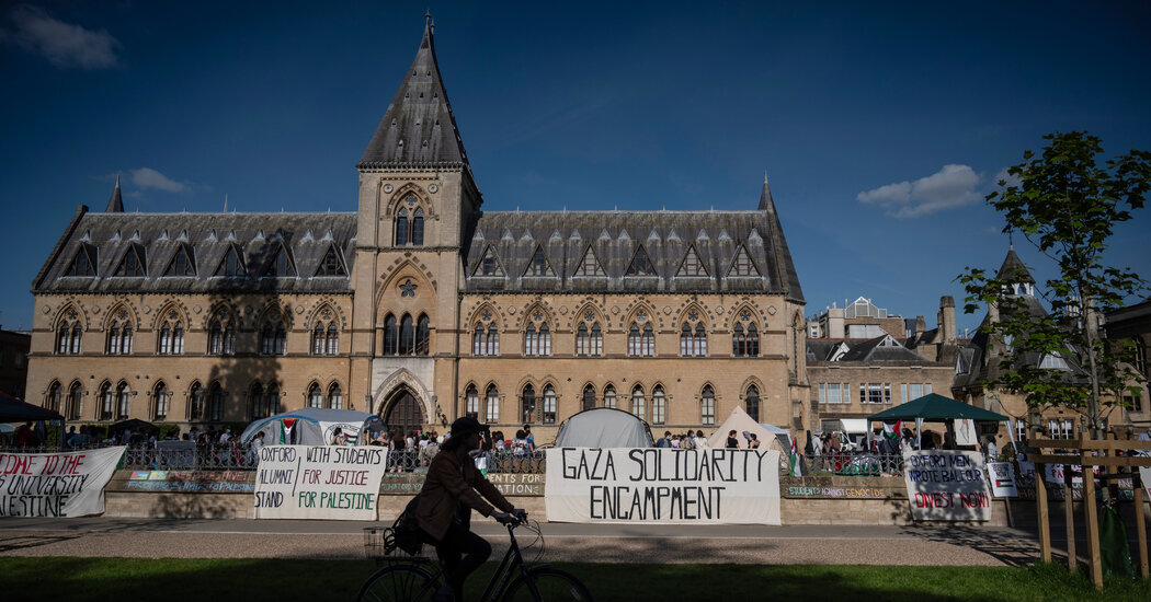 Brytyjskie uczelnie inaczej radzą sobie z protestami.  Czy to się opłaci?