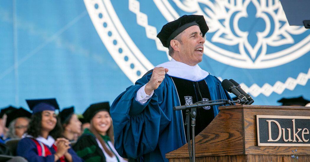 Gdy Seinfeld otrzymuje tytuł doktora honoris causa na Uniwersytecie Duke, studenci wychodzą w proteście