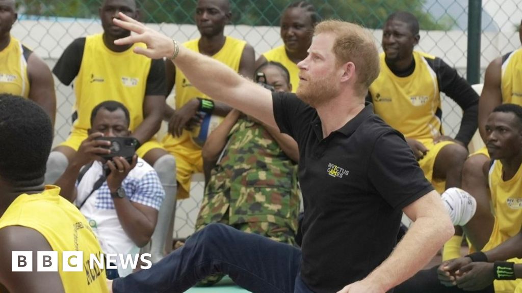 Książę Harry gra w siatkówkę na siedząco podczas wizyty w Nigerii z Meghan