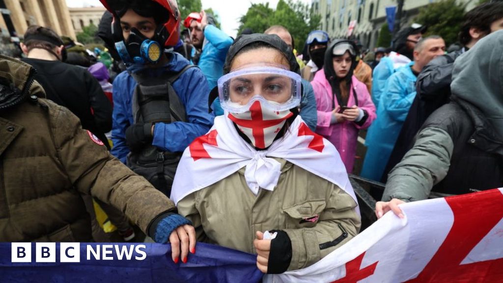 Gruzja zatwierdza kontrowersyjną ustawę o „zagranicznych agentach”, wywołując kolejne protesty