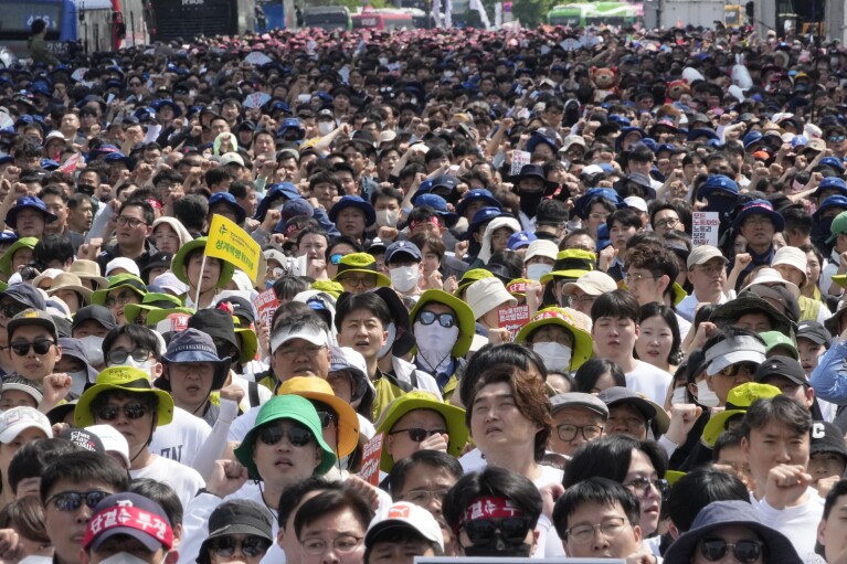 Członkowie Koreańskiej Konfederacji Związków Zawodowych zbierają się na wiecu w Dzień Majowy w Seulu, Korea Południowa, środa, 1 maja 2024 r. (AP Photo/Ahn Young-joon)
