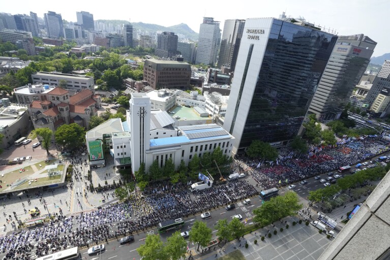 Robotnicy maszerują podczas wiecu pierwszomajowego w Dżakarcie w Indonezji, środa, 1 maja 2024 r. Tysiące pracowników wzywało rząd do podniesienia płacy minimalnej i poprawy warunków pracy.  (AP Photo/Achmad Ibrahim)