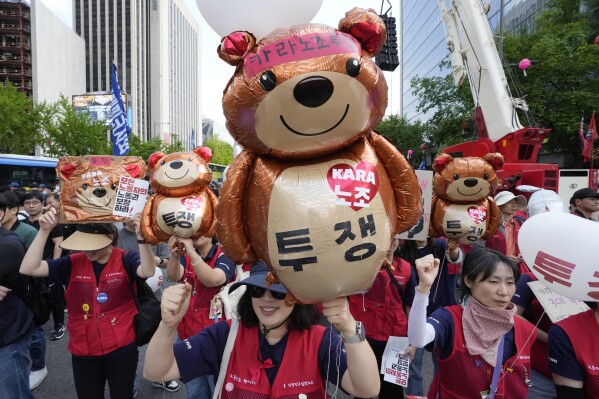 Członkowie Koreańskiej Konfederacji Związków Zawodowych wykrzykują hasła podczas wiecu z okazji Dnia Maja w Seulu, Korea Południowa, środa, 1 maja 2024 r. Pracownicy, aktywiści i inne osoby w stolicach azjatyckich wyszli w środę na ulice, aby uczcić Dzień Majowy protestami ponad rosnącymi cenami i polityką pracy rządów oraz wzywa do większych praw pracowniczych.  (AP Photo/Ahn Young-joon)