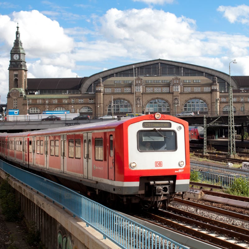 pociąg przejeżdżający przez Hamburg w Niemczech