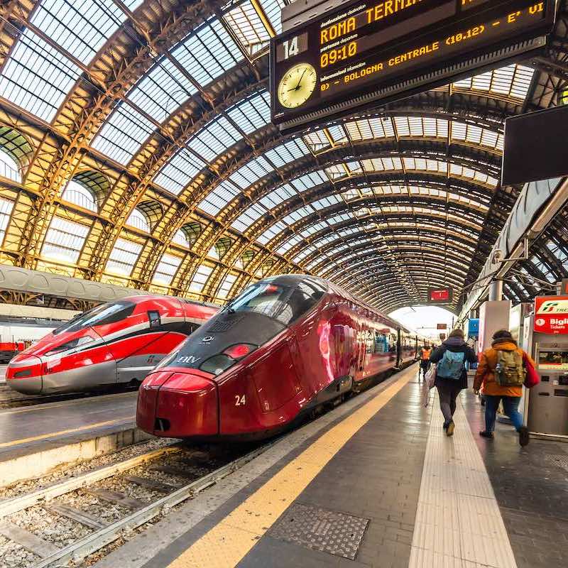 Freccia Rossa szybkie pociągi na stacji kolejowej Milano Centrale, Mediolan, Lombardia, Włochy, Europa