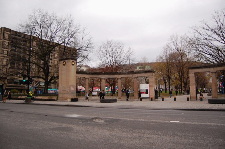 Widok na obóz protestujących w Gazie przez główną bramę Uniwersytetu McGill