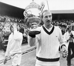 Stan Smith dzierży trofeum po zwycięstwie w Wimbledonie w 1972 roku
