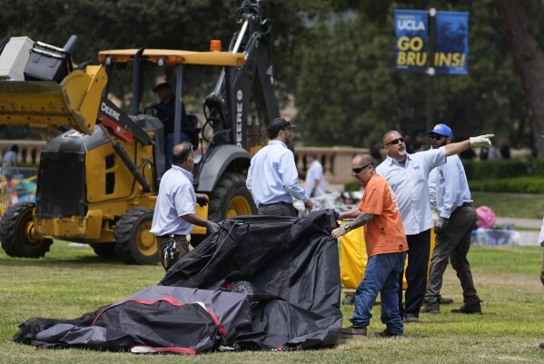 Namiot zostaje usunięty z terenu propalestyńskiego obozowiska, które policja uprzątnęła w nocy na terenie kampusu UCLA w czwartek, 2 maja 2024 r. w Los Angeles.  (AP Photo/Ashley Landis)