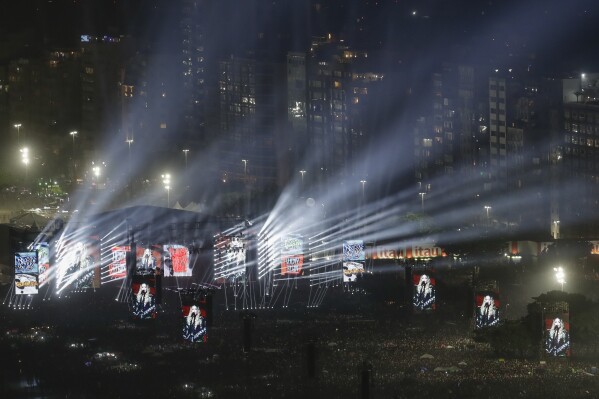 Madonna występuje podczas finałowego występu w ramach trasy The Celebration Tour na plaży Copacabana w Rio de Janeiro w Brazylii, sobota, 4 maja 2024 r. (AP Photo/Bruna Prado)