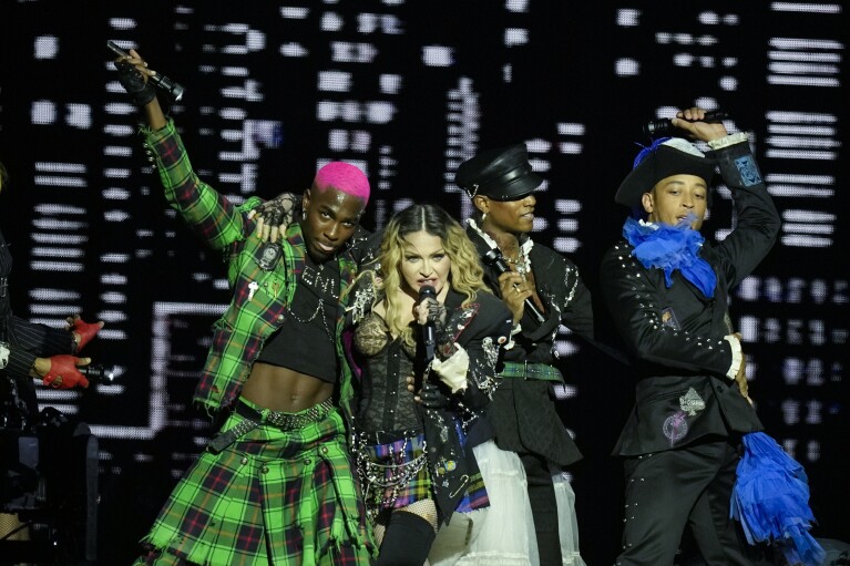 Madonna występuje podczas finałowego występu w ramach trasy The Celebration Tour na plaży Copacabana w Rio de Janeiro w Brazylii, sobota, 4 maja 2024 r. (AP Photo/Silvia Izquierdo)