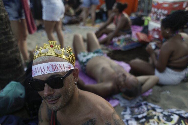 Fani czekają na rozpoczęcie ostatniego występu Madonny w ramach trasy The Celebration Tour na plaży Copacabana w Rio de Janeiro w Brazylii, sobota, 4 maja 2024 r. (AP Photo/Bruna Prado)