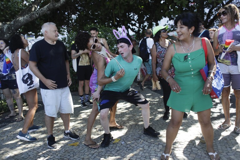 Fani Madonny tańczą przed hotelem Copacabana Palace, w którym Madonna przebywa przed koncertem Celebration w Rio de Janeiro w Brazylii, piątek, 3 maja 2024 r. Madonna zakończy swoją trasę w sobotę bezpłatnym koncertem na plaży Copacabana.  (AP Photo/Bruna Prado