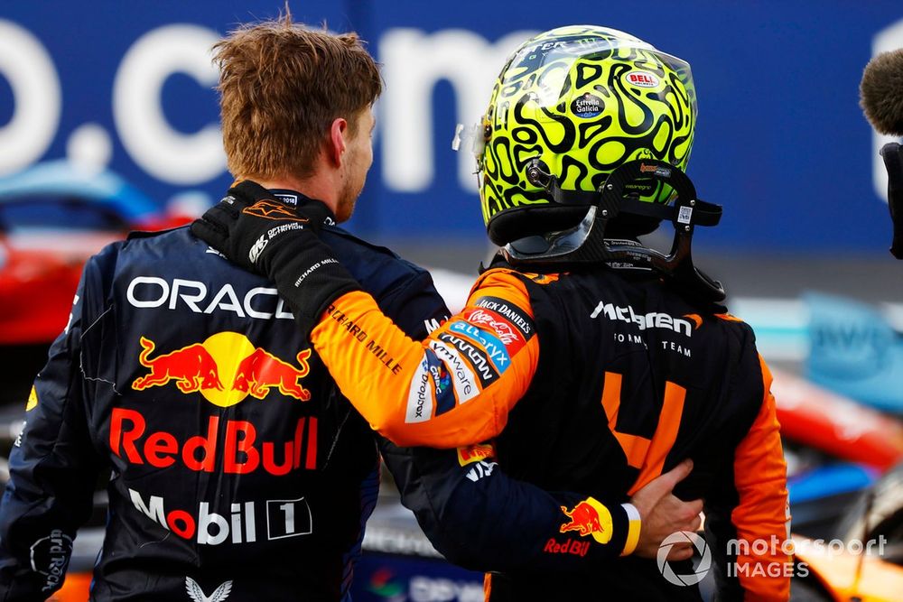 Max Verstappen, Red Bull Racing, 2. miejsce, Lando Norris, McLaren F1 Team, 1. miejsce, gratulujemy sobie nawzajem w Parc Ferme
