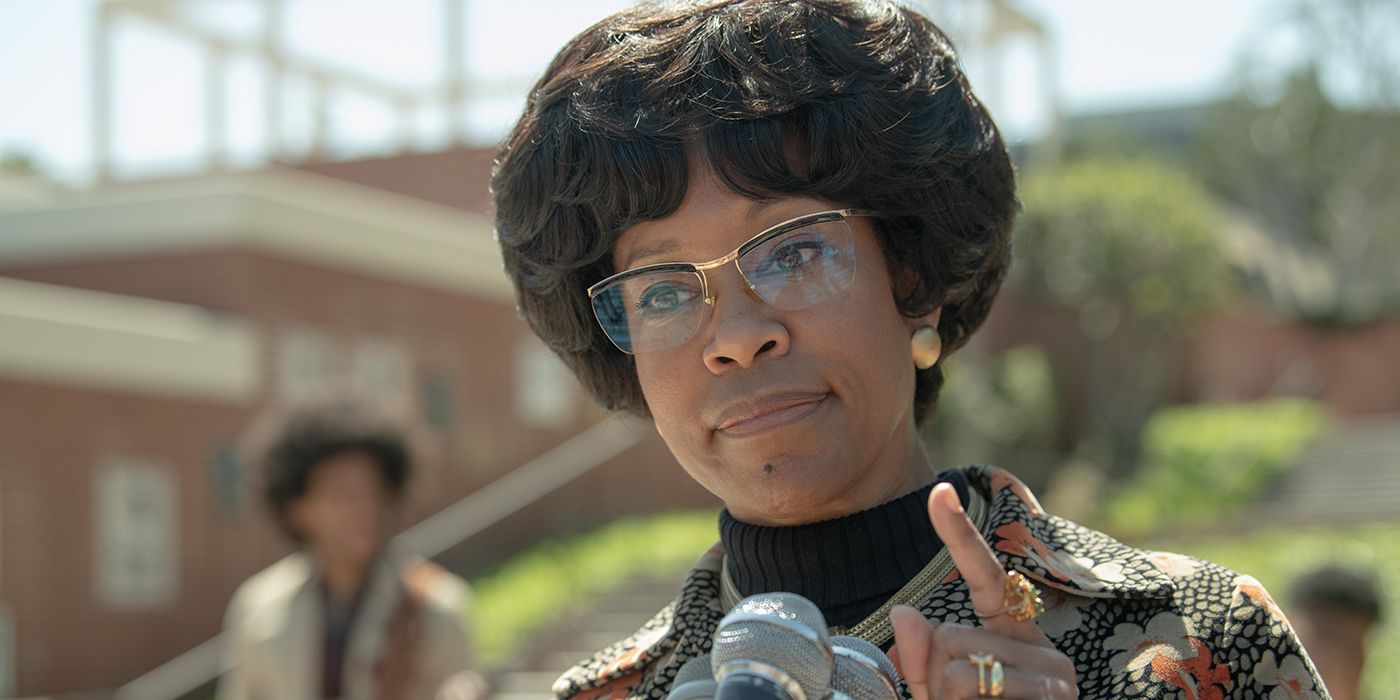 Regina King jako Shirley Chisholm wygłasza przemówienie w Shirley