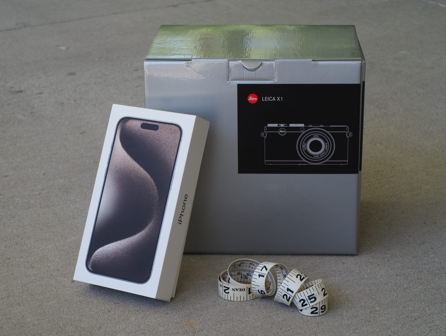 Rozmiar pudełka Leica X1 i iPhone'a