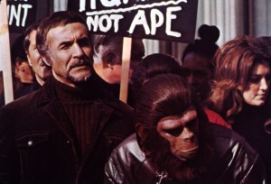 PODbój planety małp, 1972, Ricardo Montalban, Roddy McDowall TM i prawa autorskie (c) 20th Century Fox Film Corp. Wszelkie prawa zastrzeżone.  Dzięki uprzejmości: Kolekcja Everetta
