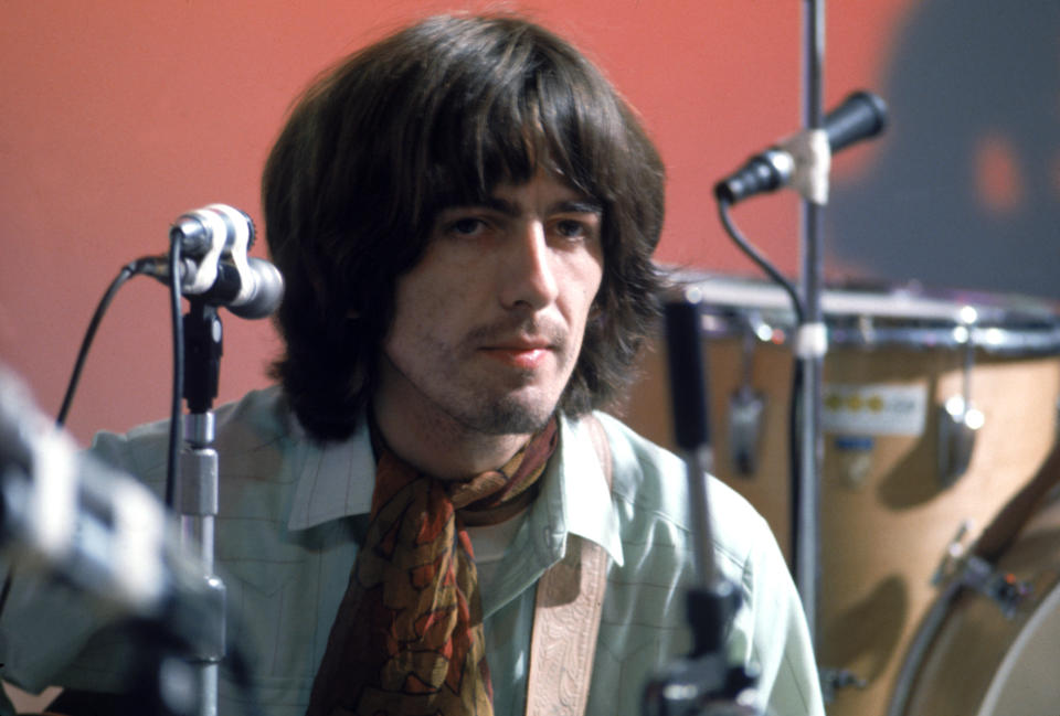 George Harrison na krótko opuścił zespół podczas zdjęć, czując, że jego talent do pisania piosenek został przeoczony w obliczu magii Lennona-McCartneya.