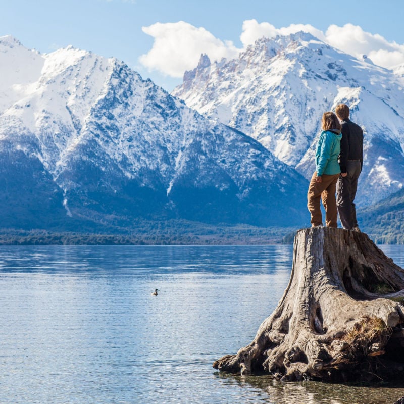Para podziwiająca bardzo malownicze widoki w pobliżu Bariloche w Patagonii w Argentynie